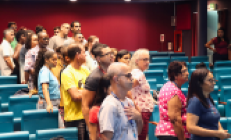 Trabalhadores surdos no auditório do Museu da Vida Fiocruz durante dinâmica proposta na primeira ação do grupo Sobre Nós
