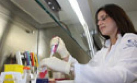 Foto: Acervo Fiocruz Pernambuco Pesquisadora em laboratório