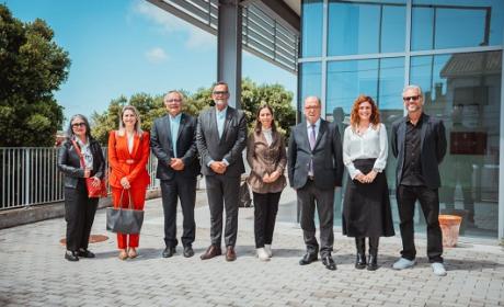 Foto do presidente da Fiocruz, Mario Moreira, ao centro com participantes da missão em Portugal em frente ao local do evento Foto do presidente da Fiocruz, Mario Moreira, ao centro com participantes da missão em Portugal em frente ao local do evento