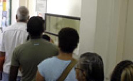 Foto: Paulo Rodino/ Multimagens Fiocruz Pessoas numa fila aguardam atendimento médico