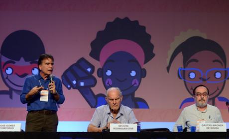 Fotografia da mesa de debate