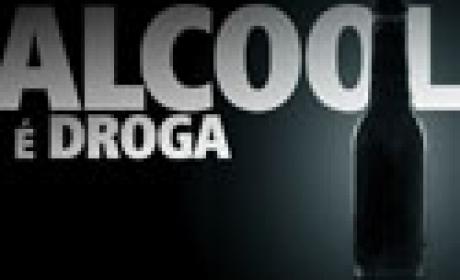 Reportagem de capa relaciona bebida alcoólica a doenças crônicas, acidentes e violência Reprodução da capa da Radis de setembro