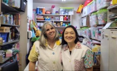 Anita Paez e Roberta Tanabe na sala do Núcleo Saúde e Brincar, com seus jalecos coloridos Anita Paez e Roberta Tanabe na sala do Núcleo Saúde e Brincar, com seus jalecos coloridos
