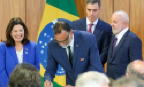 Foto: Walterson Rosa (Ministério da Saúde) Mário Moreira assinando o memorando ao lado do Presidente Luiz Inácio Lula da Sila, do presidente do governo da Espanha Pedro Sánchez e a embaixadora da Espanha no Brasil, Mar Fernández-Palacios Carmona