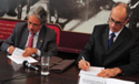 Presidente da Fiocruz e Vice-Almirante da Marinha assinam acordo de cooperação. Foto: Peter Ilicciev Imagem de duas pessoas assinando documentos