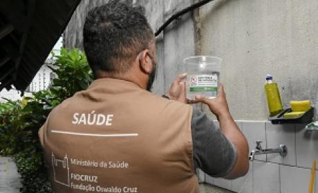 Foto: Fiocruz Amazônia Profissional de saúde preparando uma armadilha