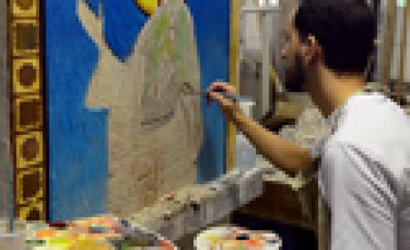 As primeiras obras vão compor a Igreja de São Jerônimo Emiliani, visitada pelo Papa Francisco durante a Jornada Mundial da Juventude (Foto: Peter Iliciev) Foto de artista pintando um quadro