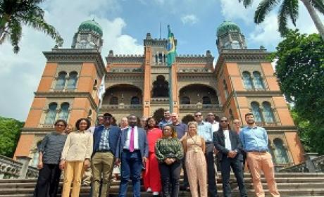 Foto: Pedro Paulo Gonçalves Participantes do encontro em frente ao castelo Fiocruz