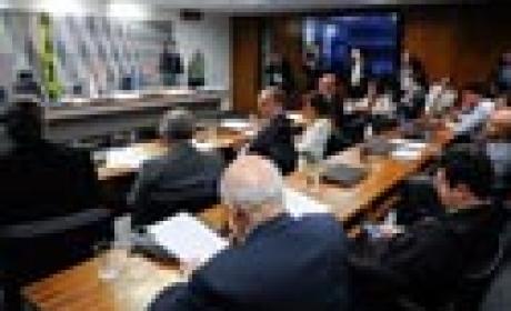 Texto foi aprovado por unanimidade, segue para o Plenário em regime de urgência e, se aprovado, vai para sanção presidencial (Foto: Agência Senado) Foto de senadores reunidos