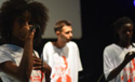Foto: Thiago Antunes (Flamingo Filmes) Menina falando no microfone