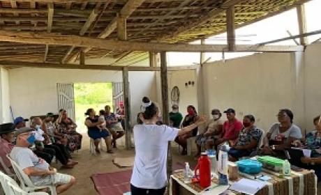 Pessoas sentadas em circulo em uma sala ouvem uma de pá a falar ao grupo Pessoas sentadas em circulo em uma sala ouvem uma de pá a falar ao grupo