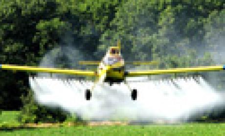 Foto: Acervo Outras Palavras Avião pequeno lançando nuvem de agrotóxico sobre plantação
