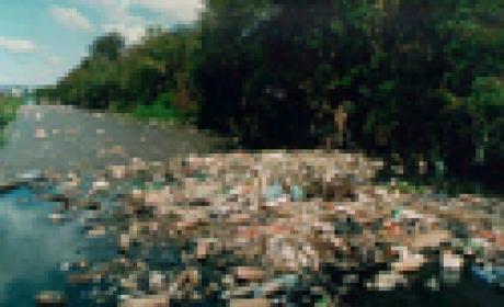 Falta de tratamento de esgoto doméstico é um problema crônico nas capitais brasileiras (Foto:AFN) Foto de um rio poluído