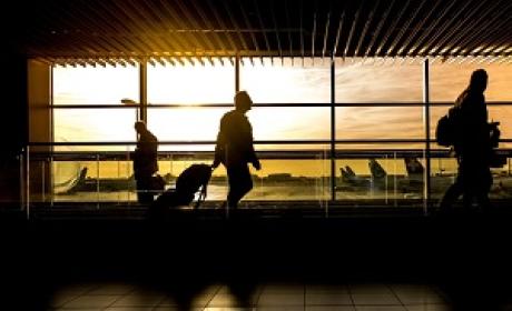 Homem carregando uma mala em um aeroporto