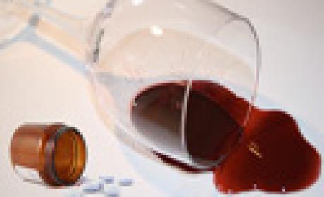 Montagem: Luciana Baptista / Portal Fiocruz Taça de vinho caída à direita e caixa de comprimidos à esquerda