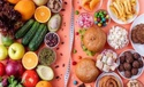 Imagem reúne alimentos saudáveis, como legumes e frutas, e não saudáveis, como doces e frituras  