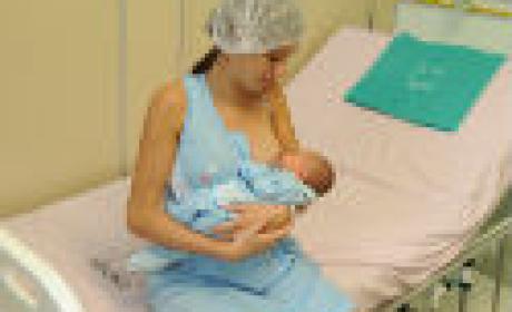 Foto: Peter Ilicciev / Acervo Fiocruz Mulher amamentando bebê em maca de hospital
