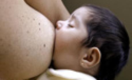 Foto: Peter Iliciev Bebê mamando