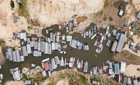Imagem aérea de conjunto de palafitas