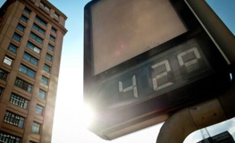 Termômetro de rua marcando 42 graus