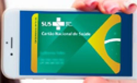 Imagem: Ministério da Saúde Mulher segurando um celular com a imagem do aplicativo