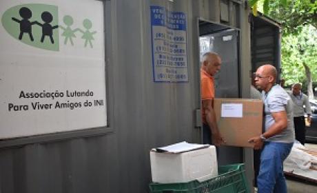 Homem carregando uma caixa com alimentos