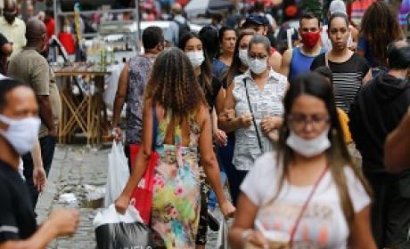 Foto: Fernando Frazão (Agência Brasil) Pessoas andando na rua, algumas de máscara e outras não
