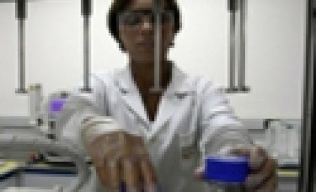 Foto: Acervo Farmanguinhos / Fiocruz Mulher trabalhando em laboratório
