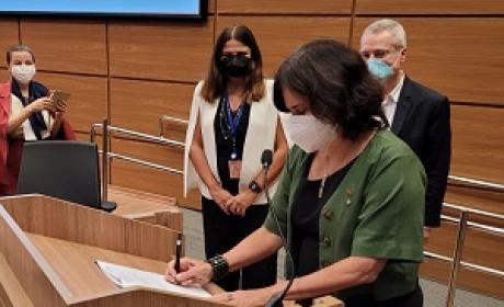 Foto: Ciro Oiticica Nísia Trindade Lima assinando o acordo