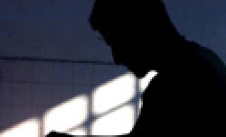 Foto: Peter Ilicciev Sombra de um rapaz cabisbaixo
