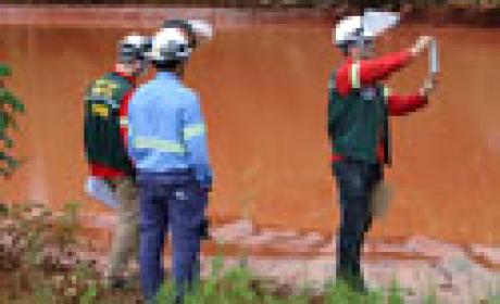 Foto: Thiago Gomes - Agência Pará - Site Fotos Públicas Funcionários da Secretaria de Estado de Meio Ambiente e Sustentabilidade analisando a qualidade da água