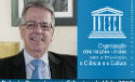 Foto do pesquisador com selo da Unesco ao lado