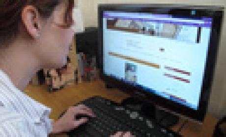 Foto: Glauber Gonçalves/ Fiocruz Perfil de uma mulher diante de um computador