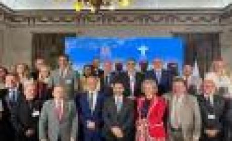 Quinze participantes da reunião reunidos