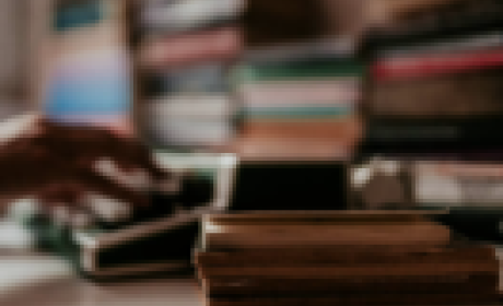 Imagem: Pixabay Livros empilhados em cima da mesa