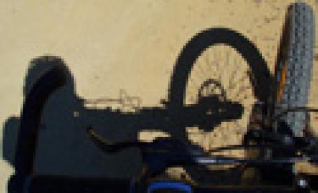 Sombra de uma bicicleta projetada no chão