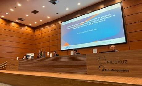 Foto: Manuela Machado Quatro palestrantes sentado em uma mesa localizada em um palco