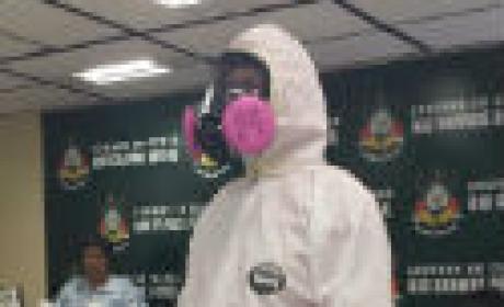 Curso de biossegurança (Fonte: NuBio/Fiocruz) Profissional com equipamento de segurança
