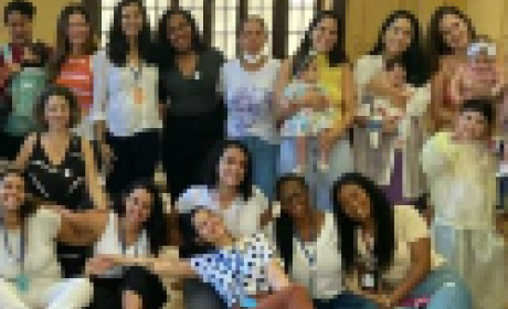 Imagem: IFF Diversas mães com seus bebês e profissionais do instituto reunidas para a foto