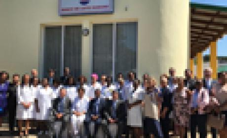 Foto: Ministério da Saúde e Agência Brasileira de Cooperação Médicos e autoridades na porta da unidade