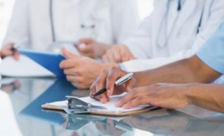 Especialistas com tablet e bloco de anotações em mãos