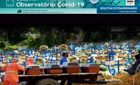Funcionários de um cemitério carregando caixões