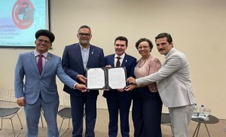 Foto: Fiocruz Brasília Autoridades do Ministério das Cidades e da Fiocruz mostrando o acordo assinado