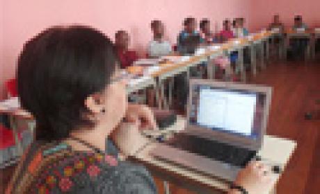 Maria de Fátima Moreira Martins, coordenadora da Rede de Bibliotecas da Fiocruz, ministra aula em Cabo Verde (Foto: Luciana Danielli) Grupo reunido numa sala de aula