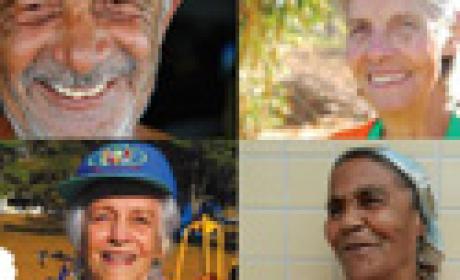 Reprodução da caderneta Imagens de rostos de pessoas idosas (mosaico)