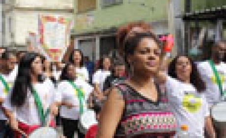 Foto: Cooperação Social da Fiocruz Pessoas caminhando juntas e pedindo paz
