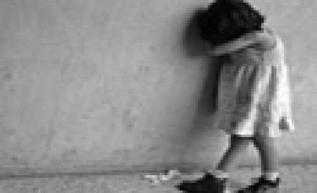 Violência doméstica, abuso e exploração sexual de menores de idade, exploração do trabalho infantil são algumas das atrocidades cometidas (Foto: Acervo Agência Fiocruz de Notícias) Menina cobrindo o rosto