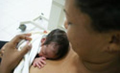 Foto: Acervo CCS / Fiocruz Mãe segura filho no método mãe-canguru