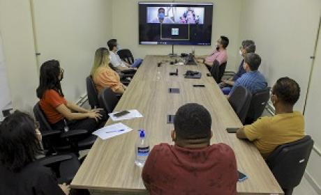 Foto: Divulgação Integrantes da Fiocruz e da Usaid sentados aos redor de uma mesa