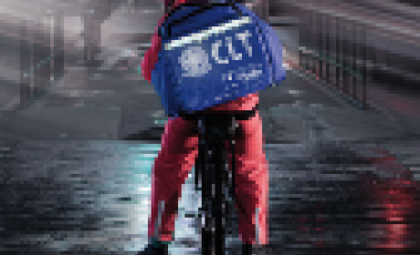 Capa da revista mostra um entregador de comida em uma bicicleta na rua em um dia de chuva forte
